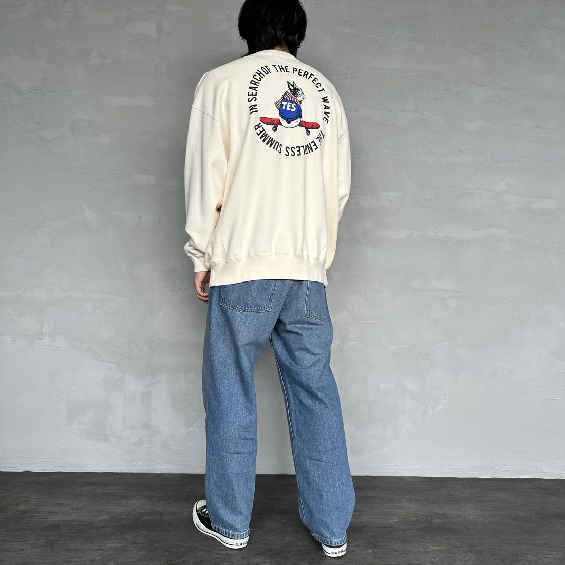 The Endless Summer [エンドレスサマー] 別注 BUHI サークルロゴバックプリントスウェット [FH-24774509-JF] 05 IVORY &&モデル身長：179cm 着用サイズ：XL&&