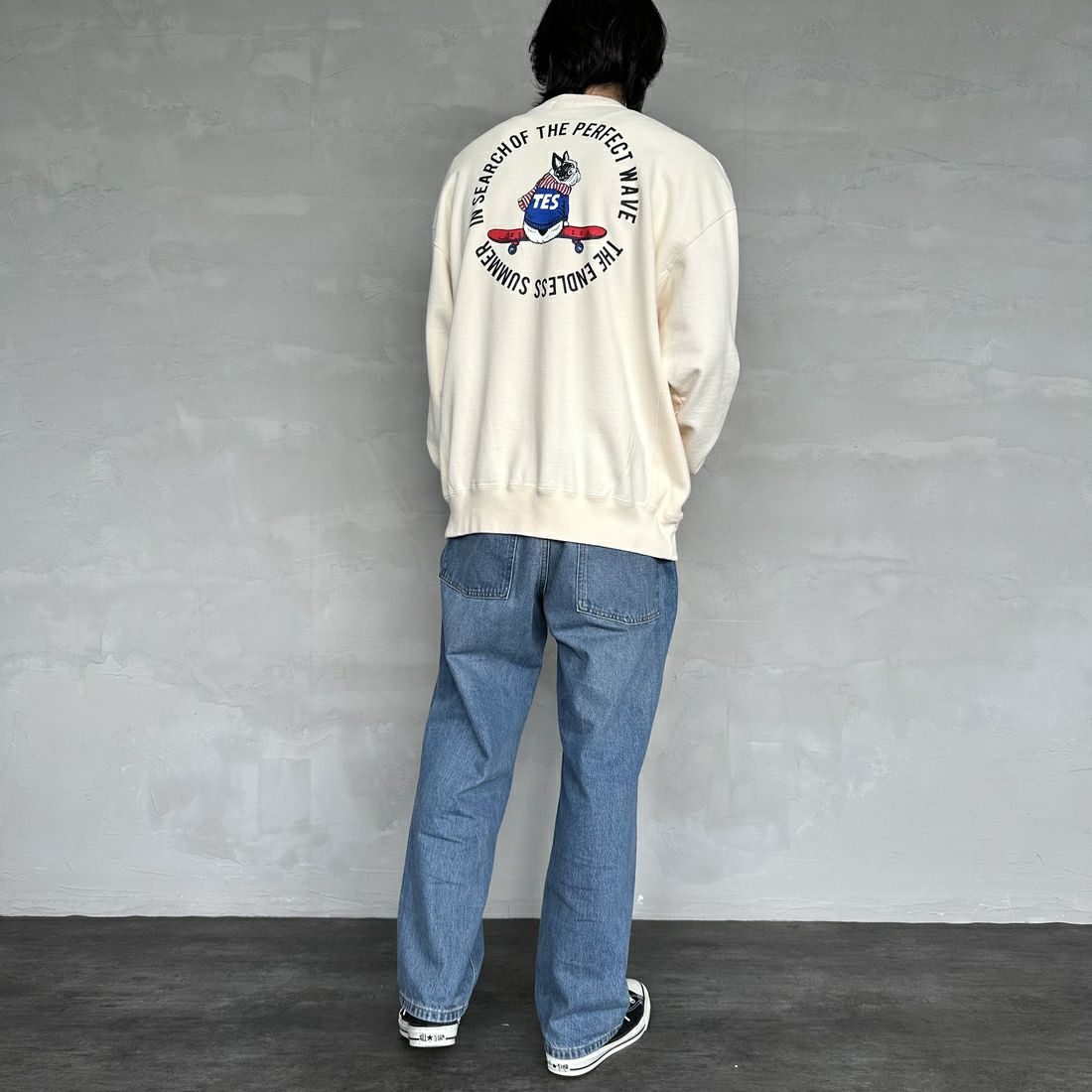 The Endless Summer [エンドレスサマー] 別注 BUHI サークルロゴバックプリントスウェット [FH-24774509-JF] 05 IVORY &&モデル身長：179cm 着用サイズ：XL&&