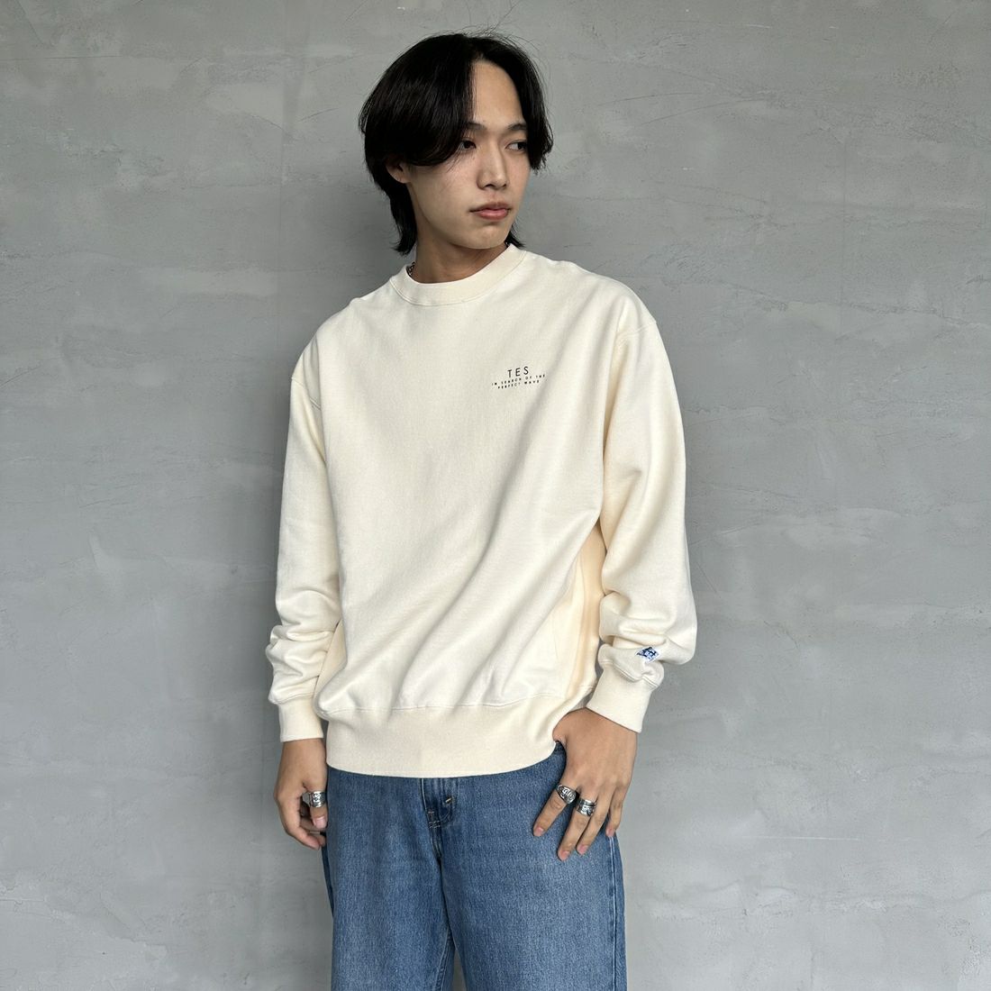 The Endless Summer [エンドレスサマー] 別注 BUHI サークルロゴバックプリントスウェット [FH-24774509-JF] 05 IVORY &&モデル身長：179cm 着用サイズ：M&&