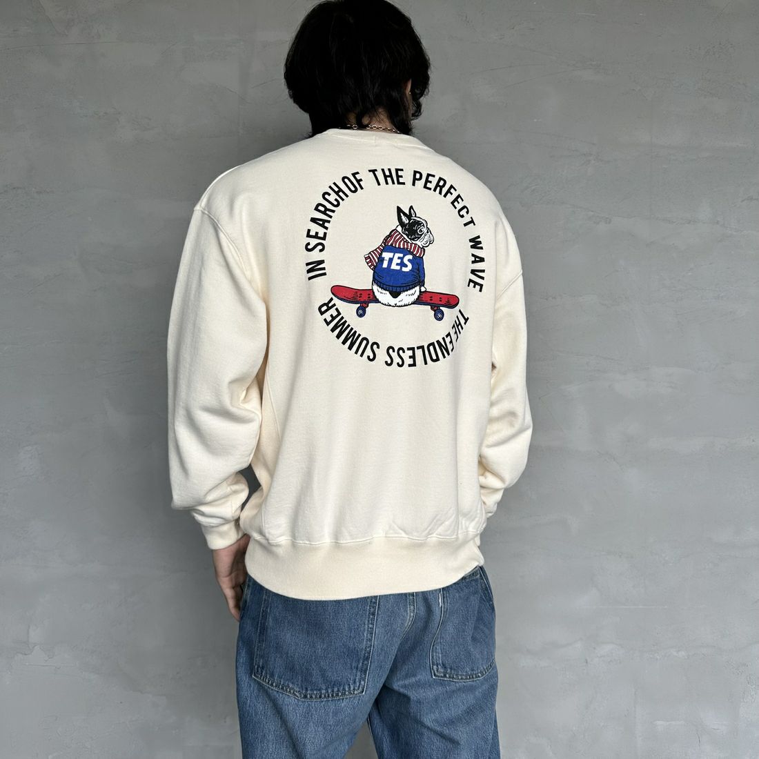 The Endless Summer [エンドレスサマー] 別注 BUHI サークルロゴバックプリントスウェット [FH-24774509-JF] 05 IVORY &&モデル身長：179cm 着用サイズ：M&&