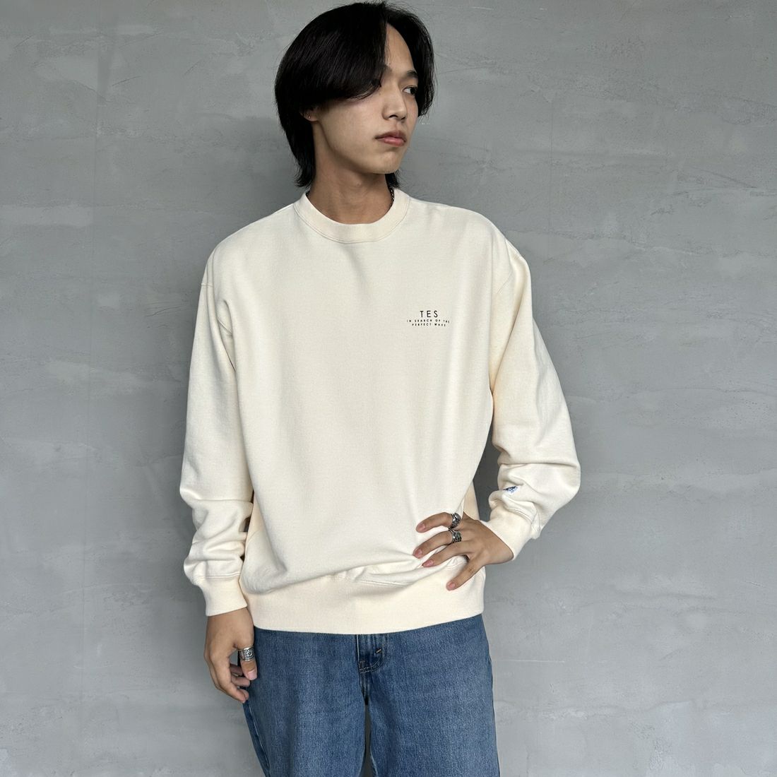 The Endless Summer [エンドレスサマー] 別注 BUHI サークルロゴバックプリントスウェット [FH-24774509-JF] 05 IVORY &&モデル身長：179cm 着用サイズ：L&&