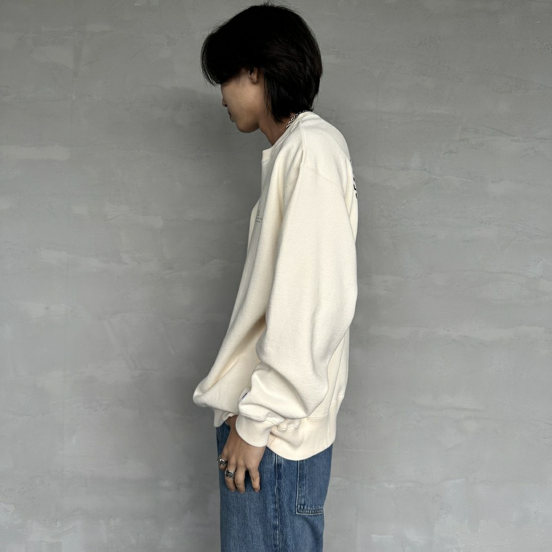 The Endless Summer [エンドレスサマー] 別注 BUHI サークルロゴバックプリントスウェット [FH-24774509-JF] 05 IVORY &&モデル身長：179cm 着用サイズ：L&&