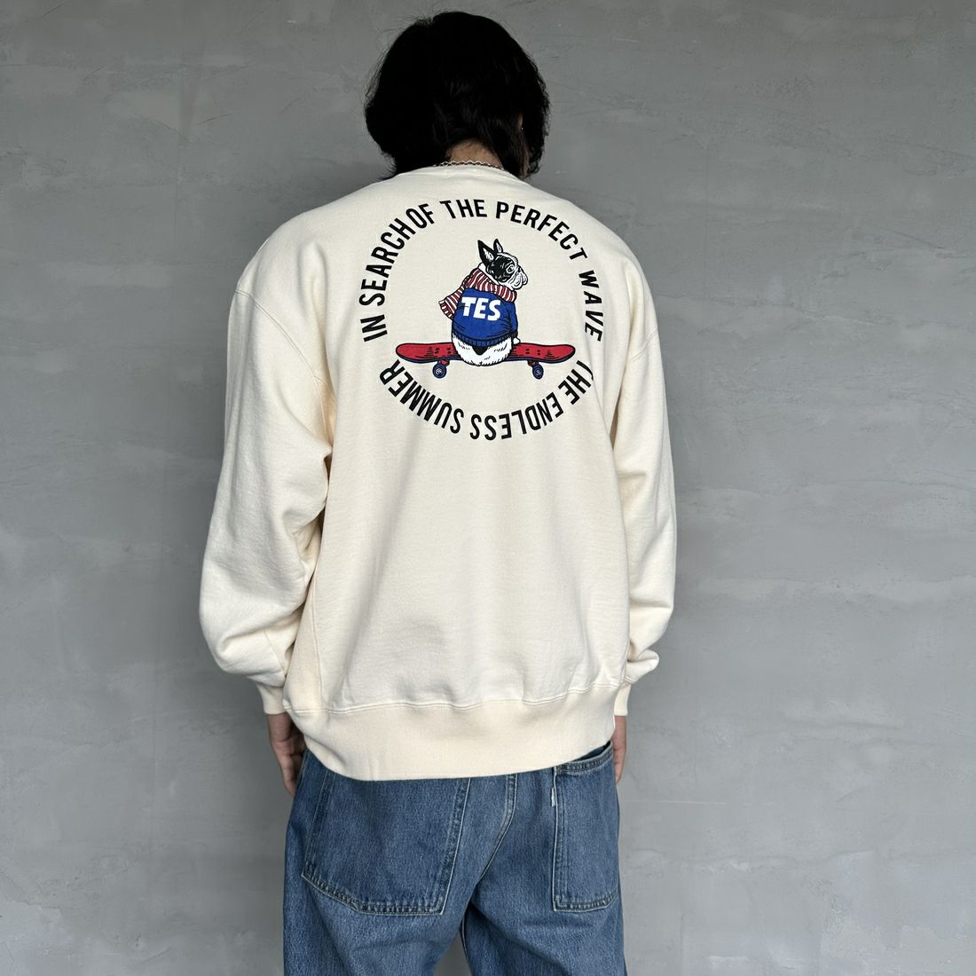 The Endless Summer [エンドレスサマー] 別注 BUHI サークルロゴバックプリントスウェット [FH-24774509-JF] 05 IVORY &&モデル身長：179cm 着用サイズ：L&&