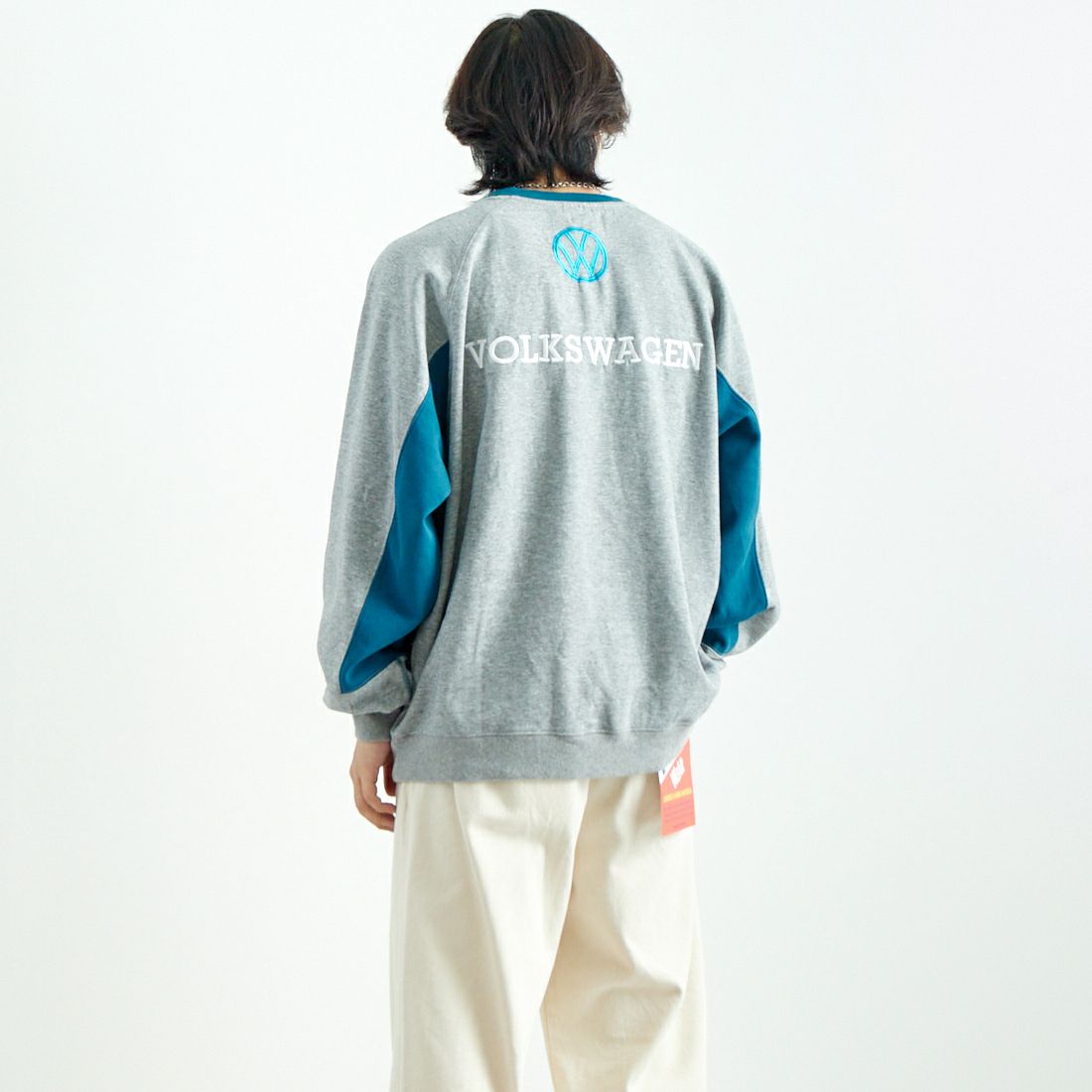 Volkswagen × JEANSFACTORY [フォルクスワーゲン × ジーンズファクトリー] レーシングスウェット [JFC-244-079] GREY &&モデル身長：179cm 着用サイズ：XL&&