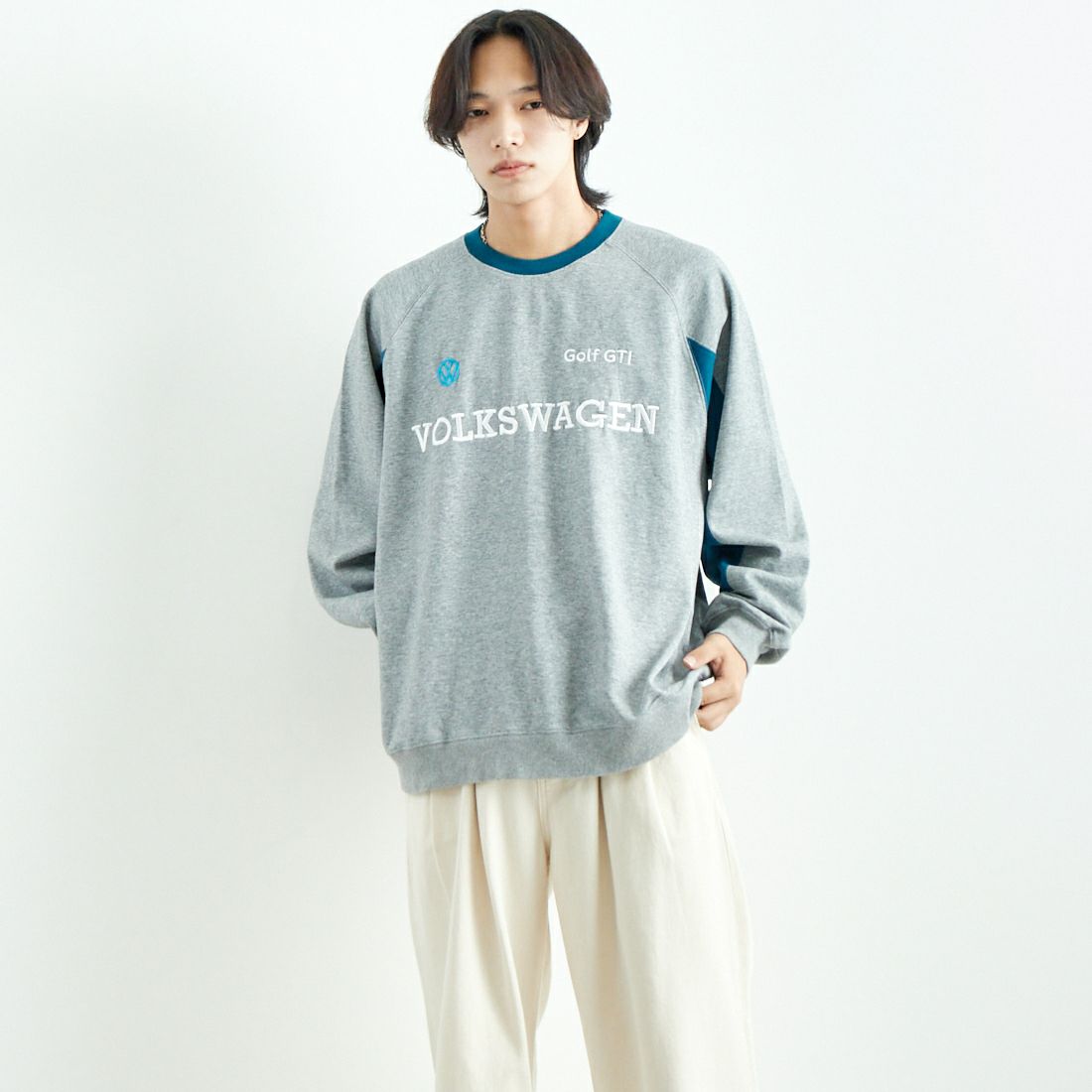 Volkswagen × JEANSFACTORY [フォルクスワーゲン × ジーンズファクトリー] レーシングスウェット [JFC-244-079] GREY &&モデル身長：179cm 着用サイズ：XL&&