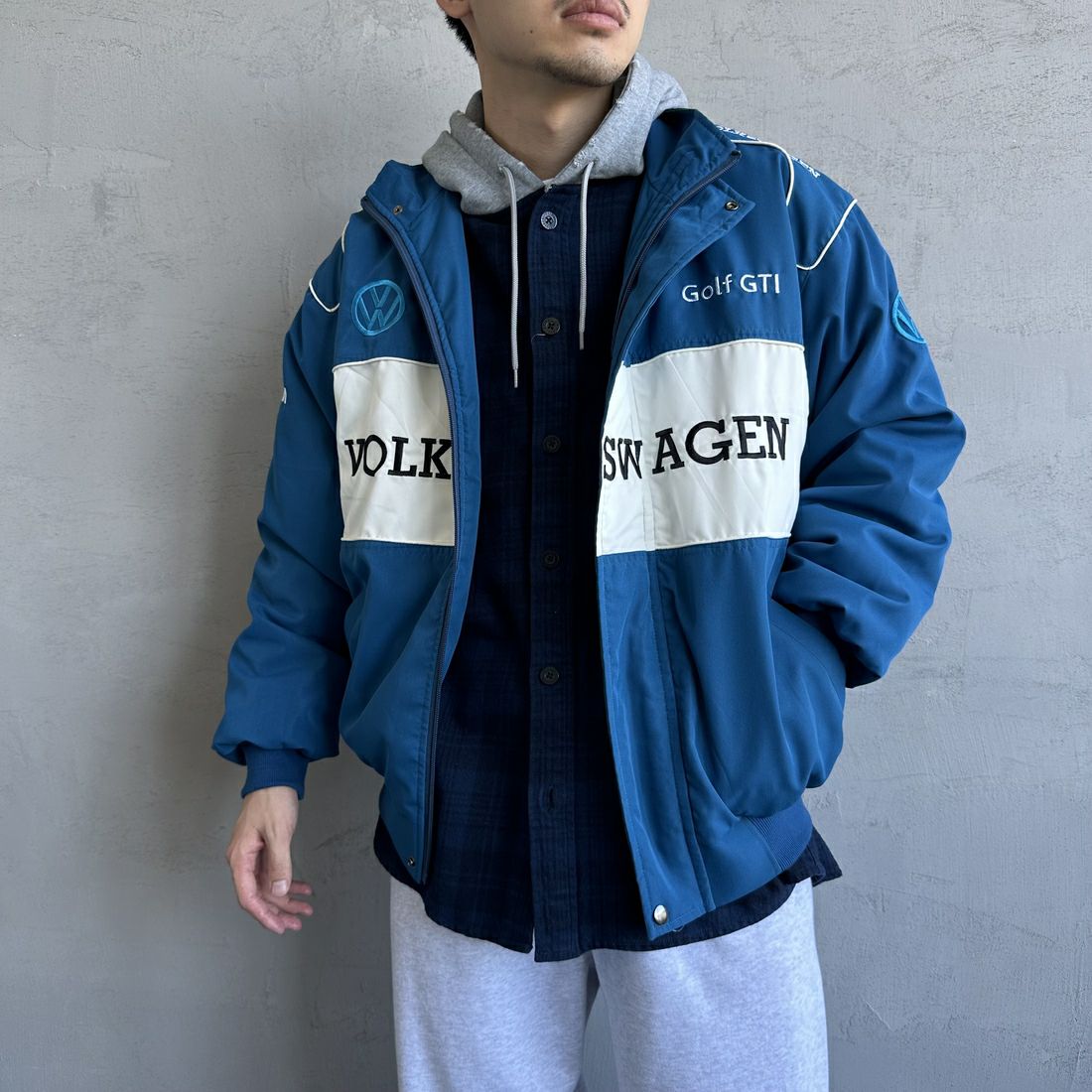 Volkswagen × JEANSFACTORY [フォルクスワーゲン × ジーンズファクトリー] レーシングジャケット [JFC-244-080] BLUE &&モデル身長：168cm 着用サイズ：L&&