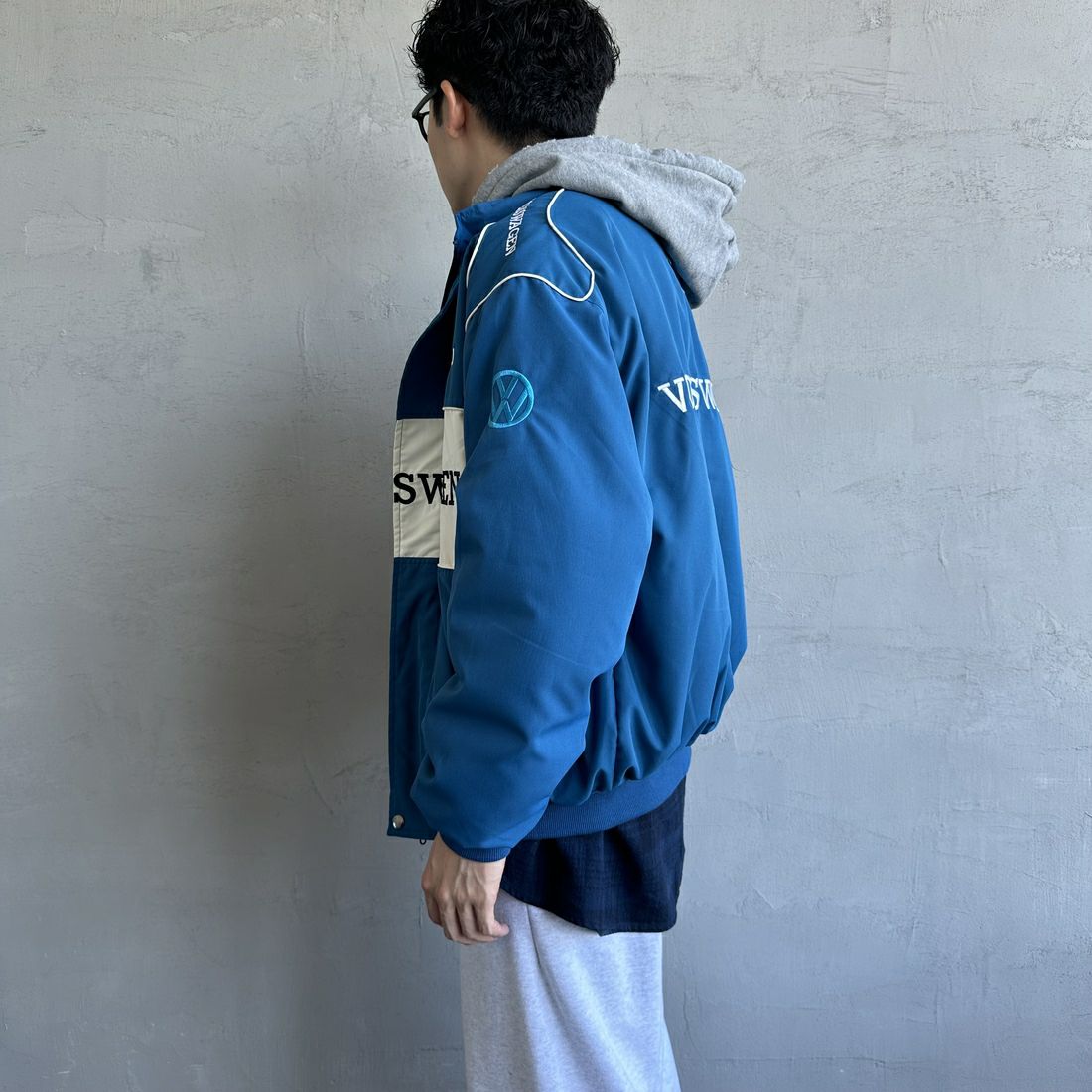 Volkswagen × JEANSFACTORY [フォルクスワーゲン × ジーンズファクトリー] レーシングジャケット [JFC-244-080] BLUE &&モデル身長：168cm 着用サイズ：L&&
