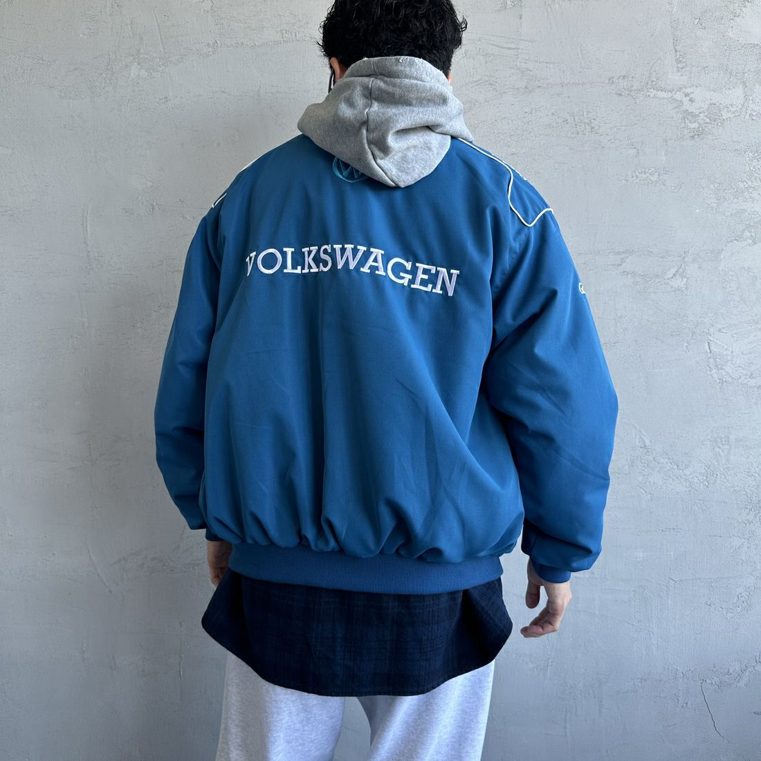 Volkswagen × JEANSFACTORY [フォルクスワーゲン × ジーンズファクトリー] レーシングジャケット [JFC-244-080] BLUE &&モデル身長：168cm 着用サイズ：L&&