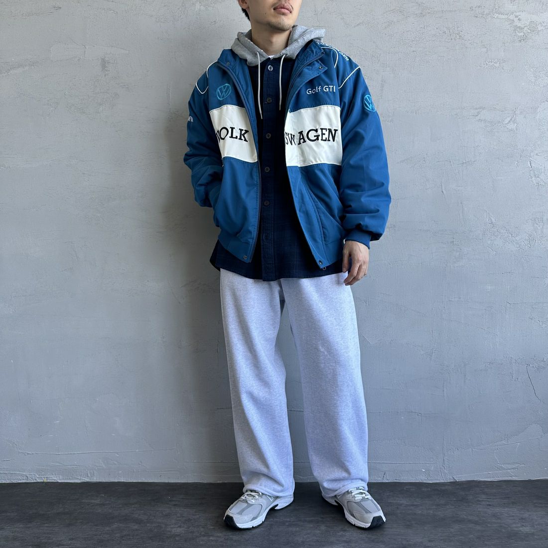 Volkswagen × JEANSFACTORY [フォルクスワーゲン × ジーンズファクトリー] レーシングジャケット [JFC-244-080] BLUE &&モデル身長：168cm 着用サイズ：L&&