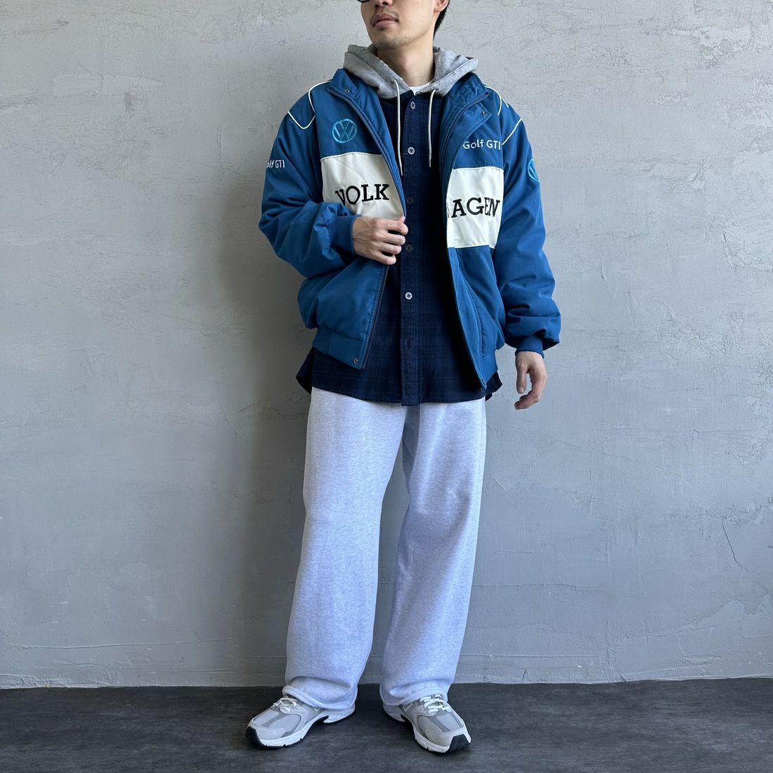 Volkswagen × JEANSFACTORY [フォルクスワーゲン × ジーンズファクトリー] レーシングジャケット [JFC-244-080] BLUE &&モデル身長：168cm 着用サイズ：L&&