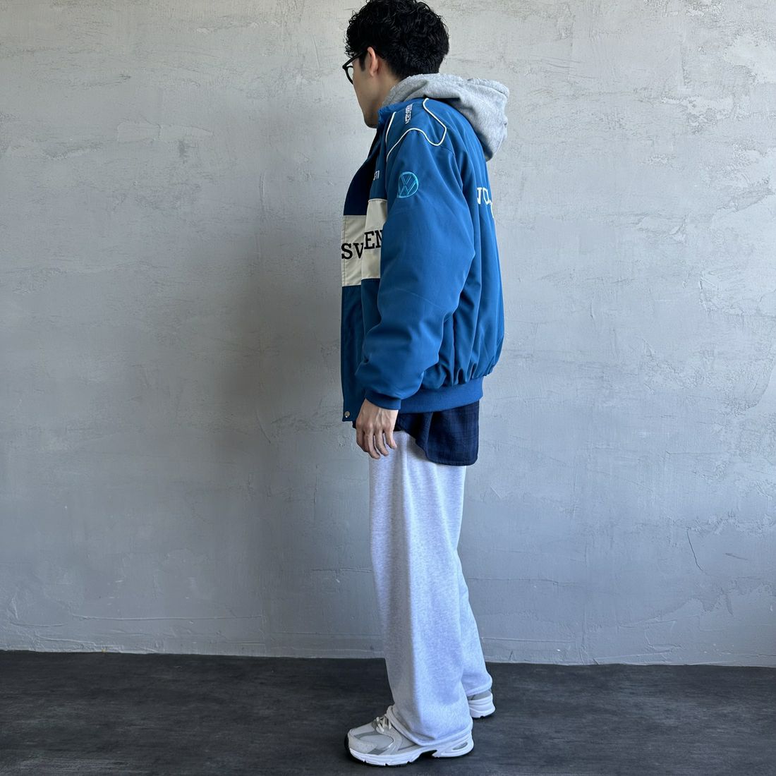 Volkswagen × JEANSFACTORY [フォルクスワーゲン × ジーンズファクトリー] レーシングジャケット [JFC-244-080] BLUE &&モデル身長：168cm 着用サイズ：L&&