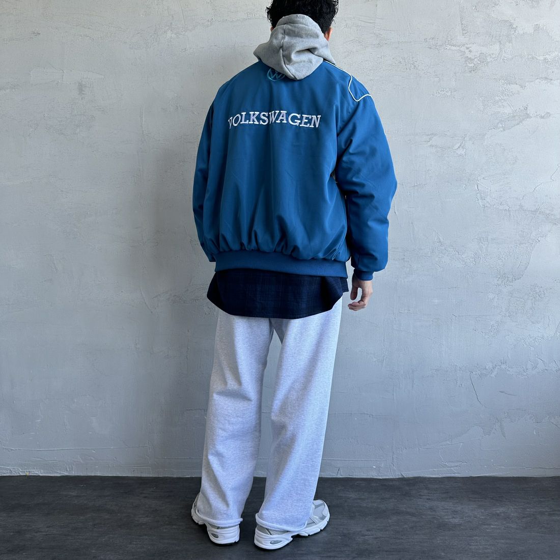 Volkswagen × JEANSFACTORY [フォルクスワーゲン × ジーンズファクトリー] レーシングジャケット [JFC-244-080] BLUE &&モデル身長：168cm 着用サイズ：L&&