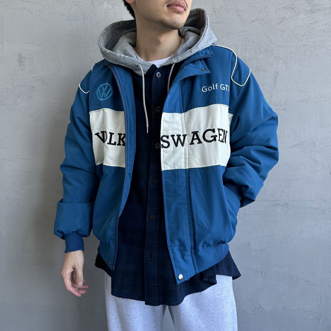 Volkswagen × JEANSFACTORY [フォルクスワーゲン × ジーンズファクトリー] レーシングジャケット [JFC-244-080] BLUE &&モデル身長：168cm 着用サイズ：M&&