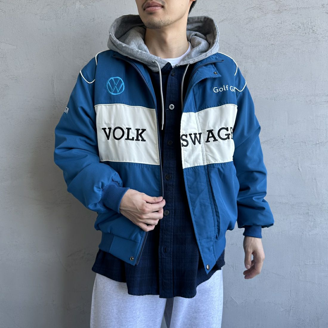 Volkswagen × JEANSFACTORY [フォルクスワーゲン × ジーンズファクトリー] レーシングジャケット [JFC-244-080] BLUE &&モデル身長：168cm 着用サイズ：M&&