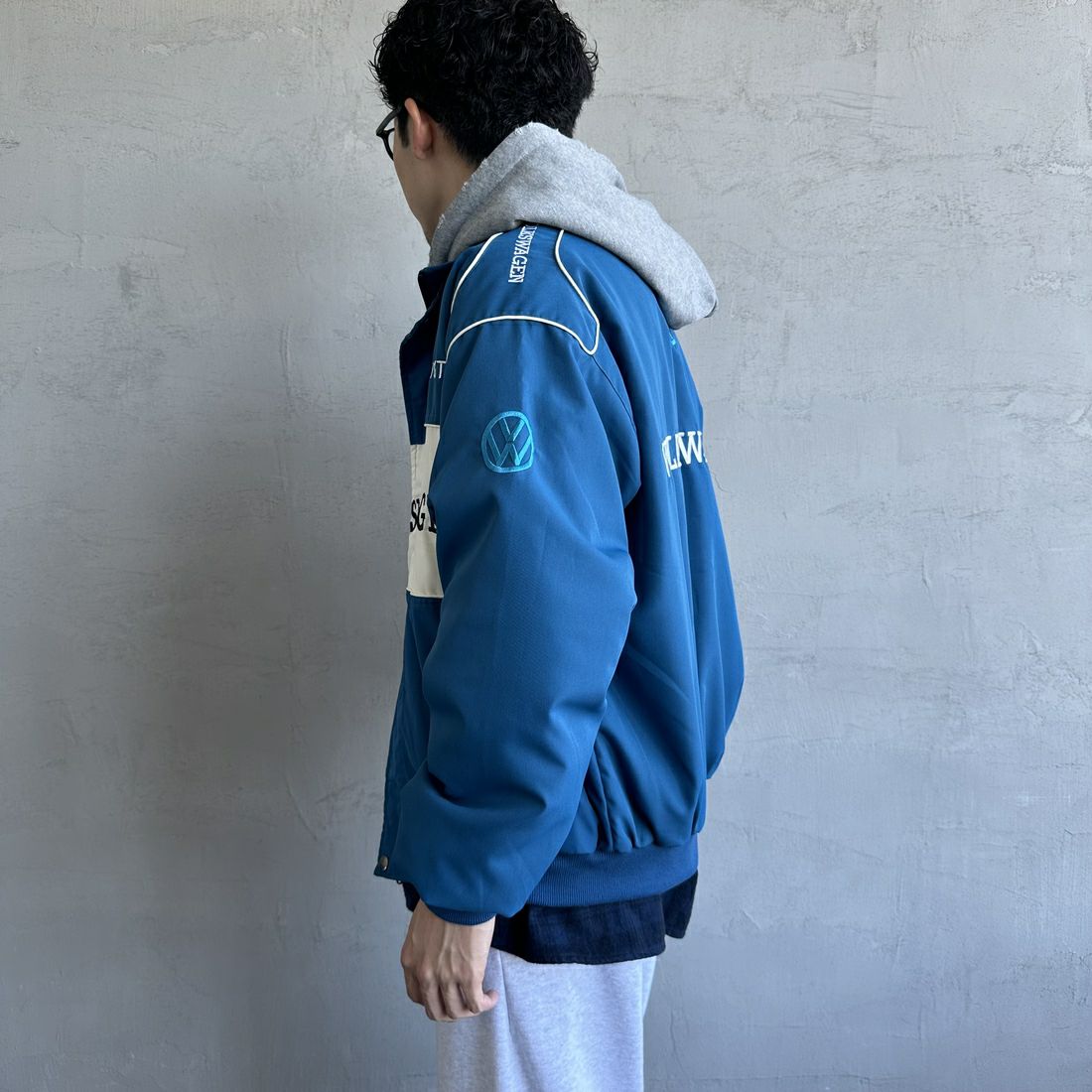 Volkswagen × JEANSFACTORY [フォルクスワーゲン × ジーンズファクトリー] レーシングジャケット [JFC-244-080] BLUE &&モデル身長：168cm 着用サイズ：M&&