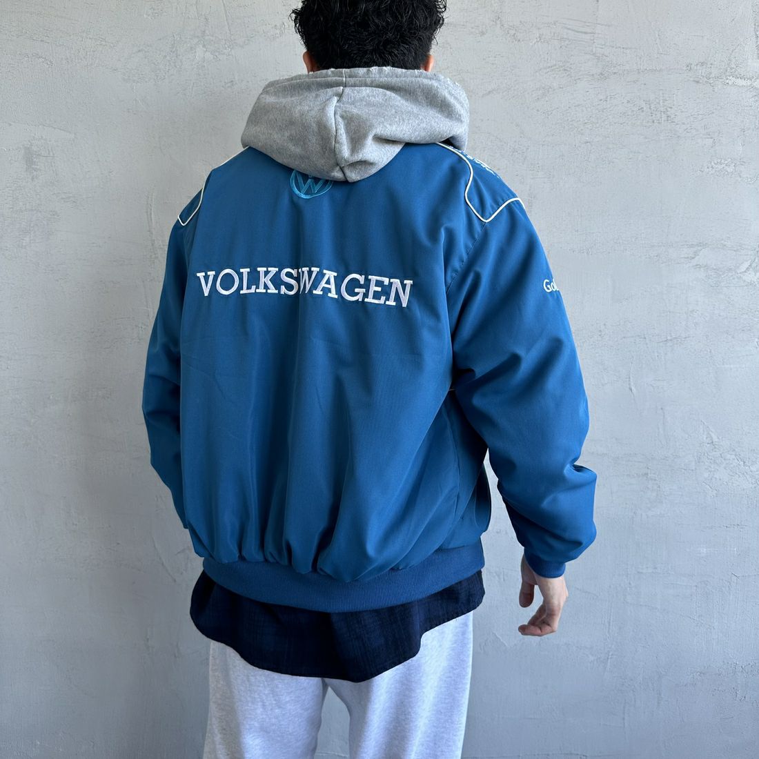 Volkswagen × JEANSFACTORY [フォルクスワーゲン × ジーンズファクトリー] レーシングジャケット [JFC-244-080] BLUE &&モデル身長：168cm 着用サイズ：M&&