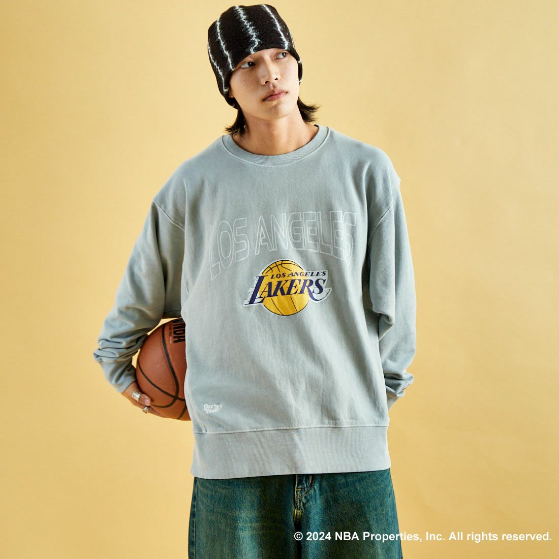 OFF THE COURT BY NBA [オフ ザ コート バイ エヌビーエー] 別注 ピグメント染め ロゴプリントクルーネックスウェット [24AW-JF-02]