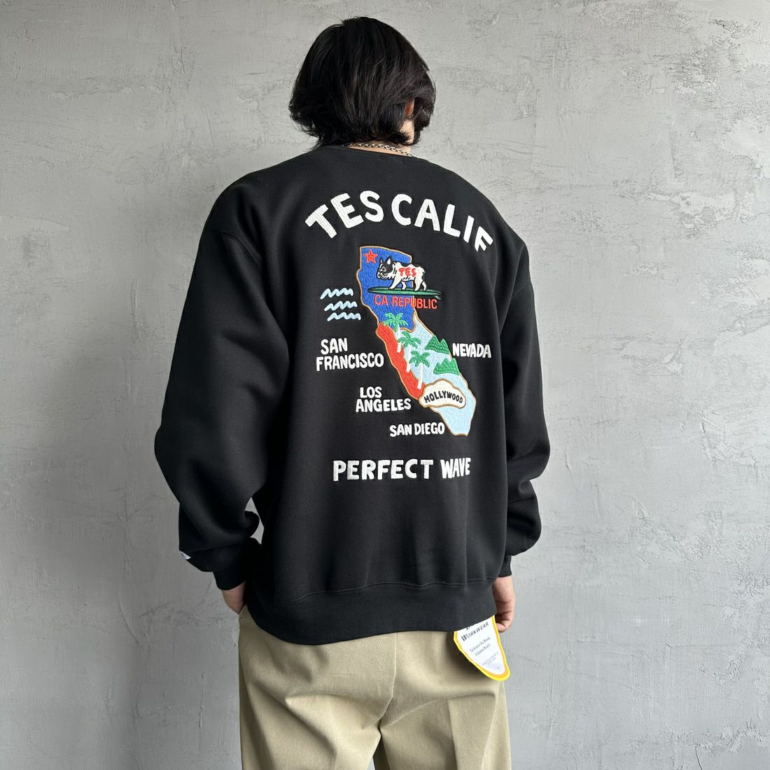 The Endless Summer [エンドレスサマー] 別注 TES CALIF MAP バック刺繍スウェット [C-24774504-JF] 01 BLACK &&モデル身長：179cm 着用サイズ：L&&