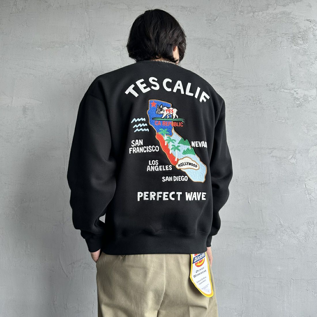 The Endless Summer [エンドレスサマー] 別注 TES CALIF MAP バック刺繍スウェット [C-24774504-JF] 01 BLACK &&モデル身長：179cm 着用サイズ：M&&