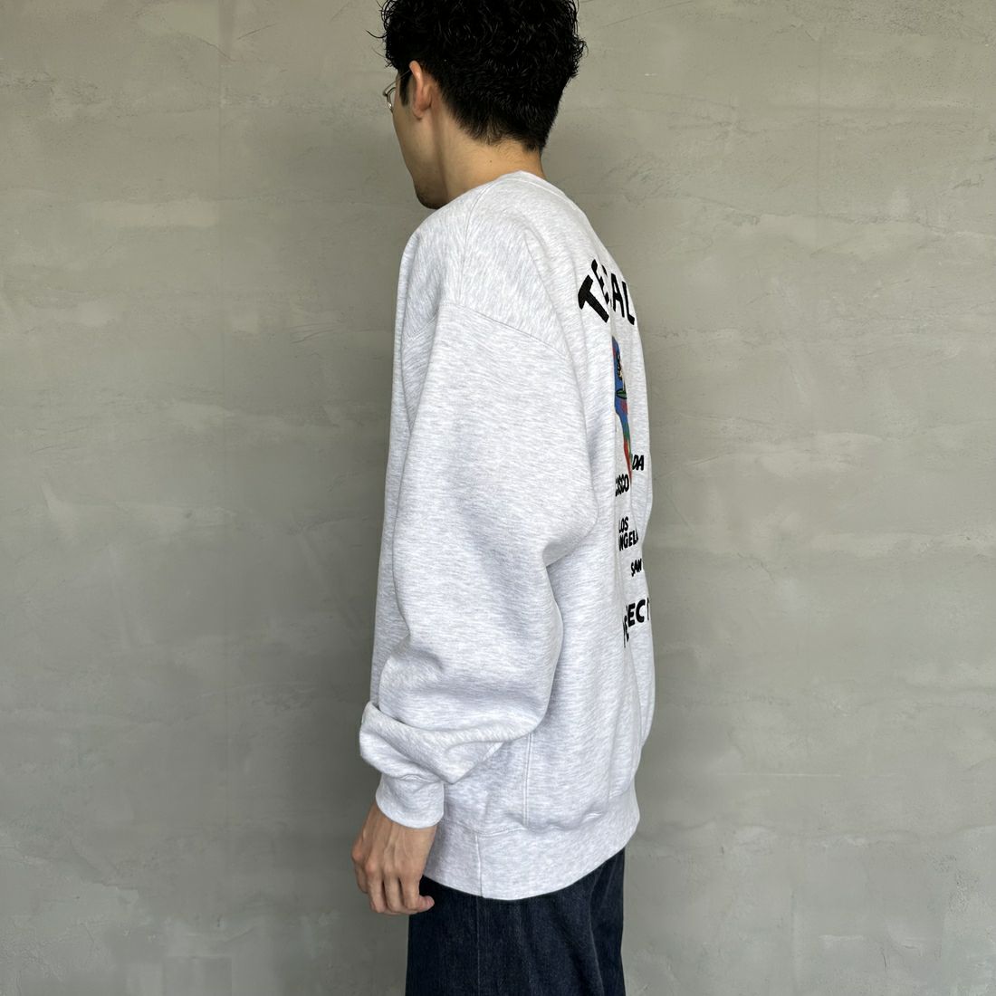 The Endless Summer [エンドレスサマー] 別注 TES CALIF MAP バック刺繍スウェット [C-24774504-JF] 03 GRAY &&モデル身長：168cm 着用サイズ：L&&