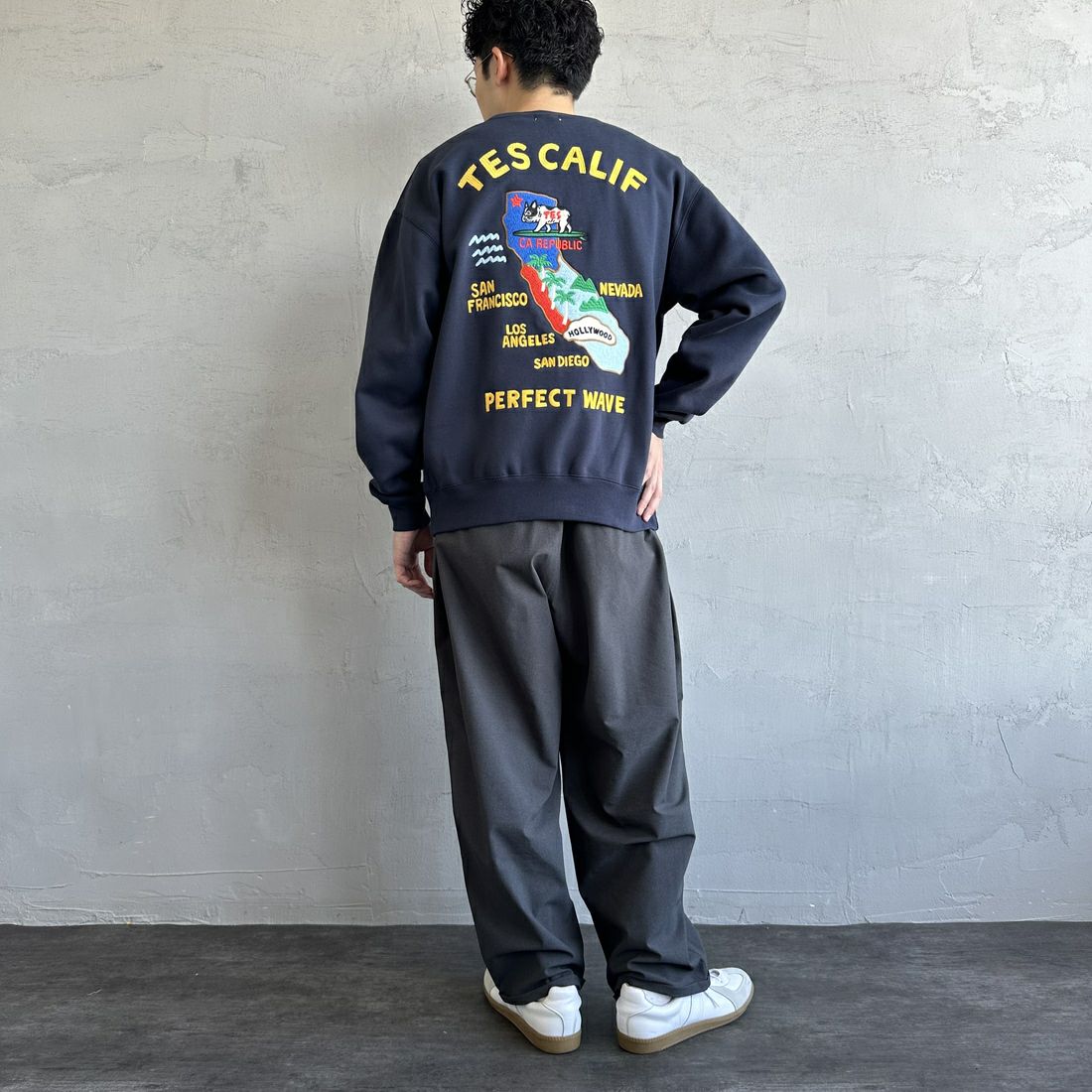 The Endless Summer [エンドレスサマー] 別注 TES CALIF MAP バック刺繍スウェット [C-24774504-JF] 60 NAVY &&モデル身長：168cm 着用サイズ：M&&