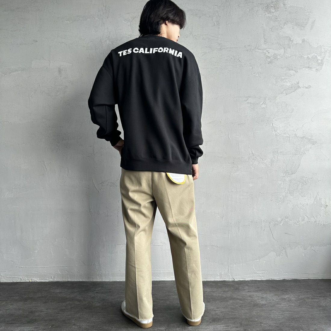 The Endless Summer [エンドレスサマー] 別注 TES CALバックロゴ刺繍スウェット [C-24774505-JF] 01 BLACK &&モデル身長：179cm 着用サイズ：XL&&