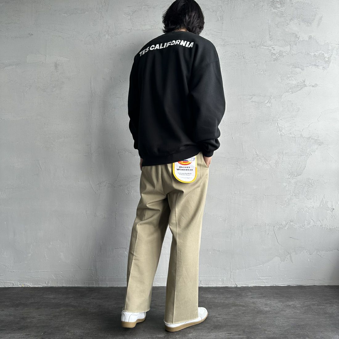 The Endless Summer [エンドレスサマー] 別注 TES CALバックロゴ刺繍スウェット [C-24774505-JF] 01 BLACK &&モデル身長：179cm 着用サイズ：XL&&