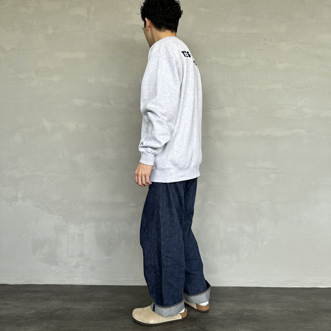 The Endless Summer [エンドレスサマー] 別注 TES CALバックロゴ刺繍スウェット [C-24774505-JF] 03 GRAY &&モデル身長：168cm 着用サイズ：L&&