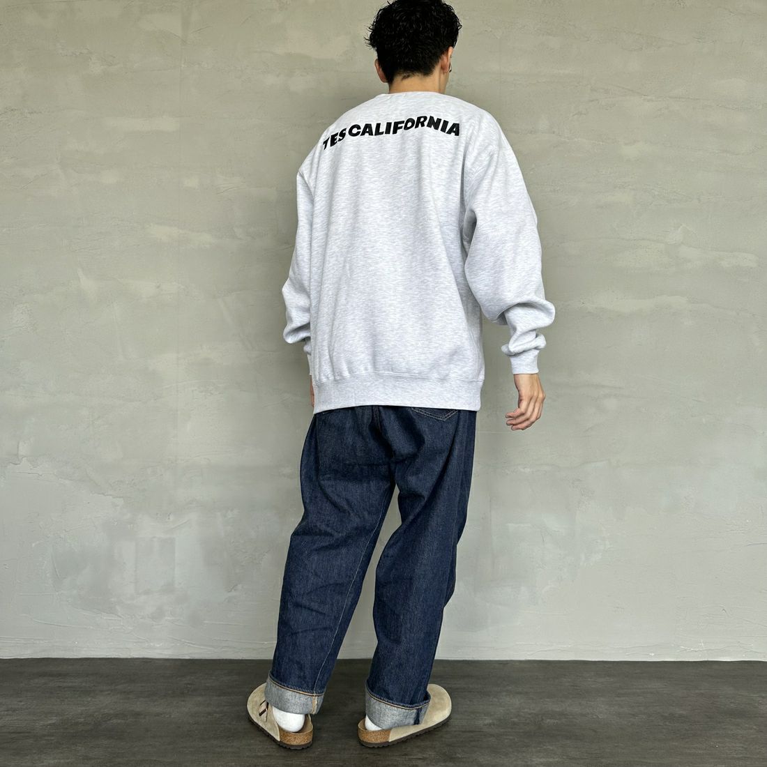 The Endless Summer [エンドレスサマー] 別注 TES CALバックロゴ刺繍スウェット [C-24774505-JF] 03 GRAY &&モデル身長：168cm 着用サイズ：L&&