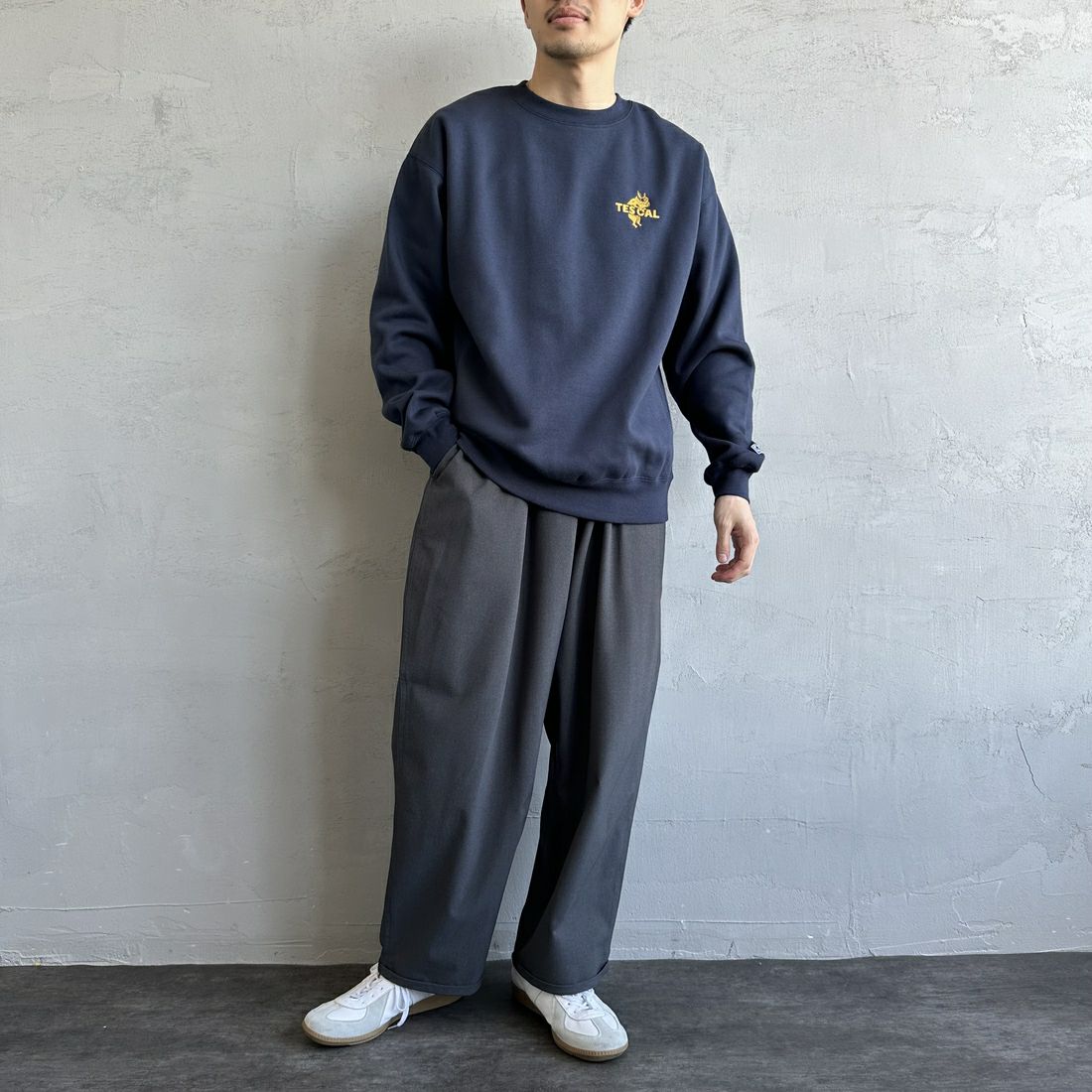 The Endless Summer [エンドレスサマー] 別注 TES CALバックロゴ刺繍スウェット [C-24774505-JF] 60 NAVY &&モデル身長：168cm 着用サイズ：M&&