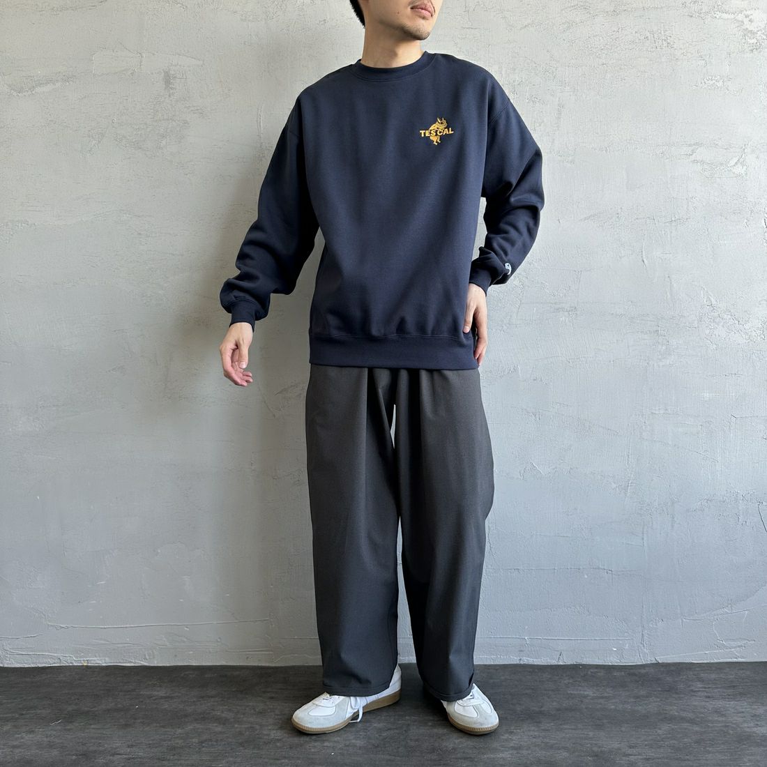 The Endless Summer [エンドレスサマー] 別注 TES CALバックロゴ刺繍スウェット [C-24774505-JF] 60 NAVY &&モデル身長：168cm 着用サイズ：M&&