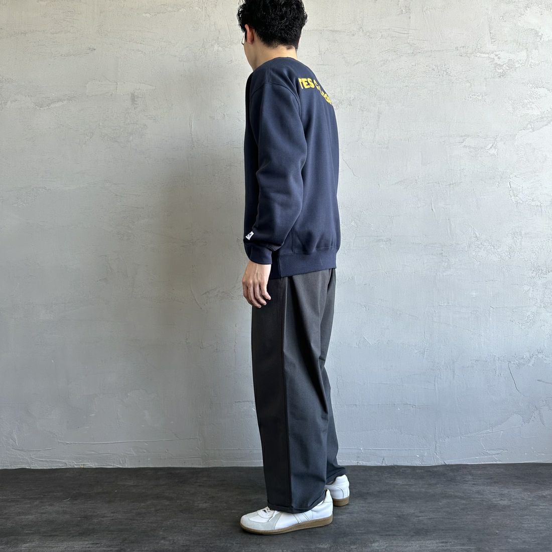 The Endless Summer [エンドレスサマー] 別注 TES CALバックロゴ刺繍スウェット [C-24774505-JF] 60 NAVY &&モデル身長：168cm 着用サイズ：M&&