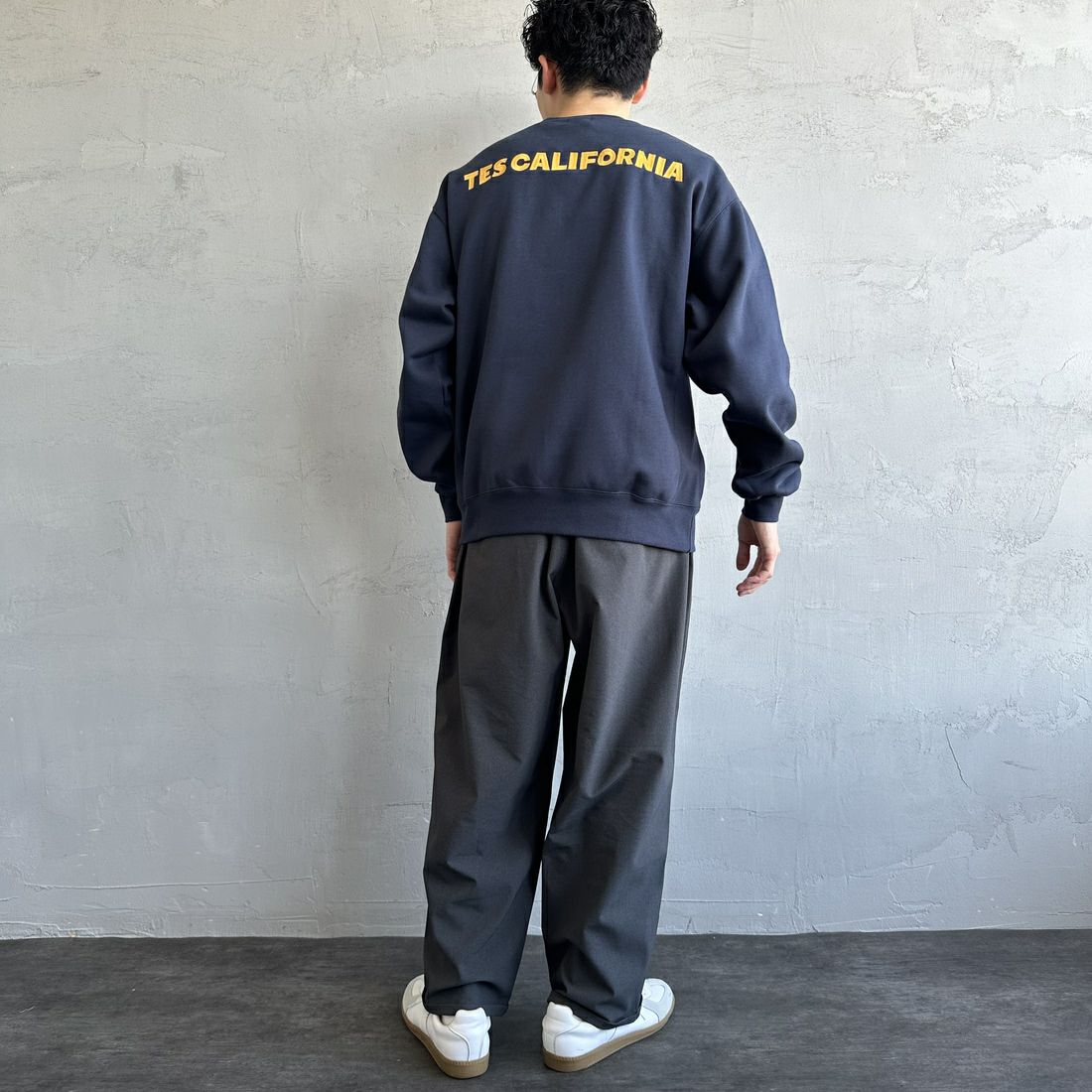 The Endless Summer [エンドレスサマー] 別注 TES CALバックロゴ刺繍スウェット [C-24774505-JF] 60 NAVY &&モデル身長：168cm 着用サイズ：M&&