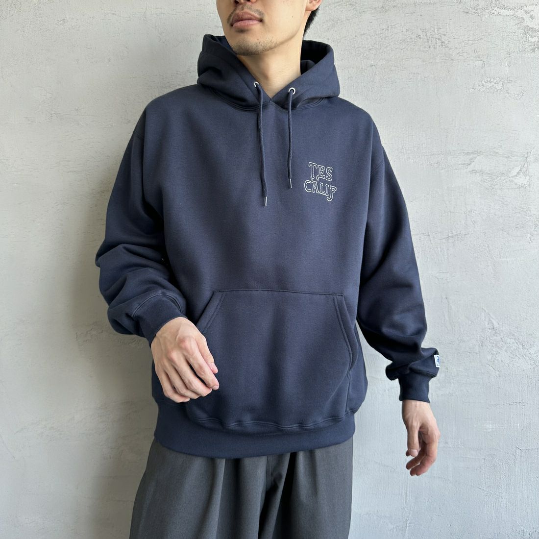 The Endless Summer [エンドレスサマー] 別注 バンダナ刺繍スウェットパーカー [C-24774508-JF] 60 NAVY &&モデル身長：168cm 着用サイズ：M&&