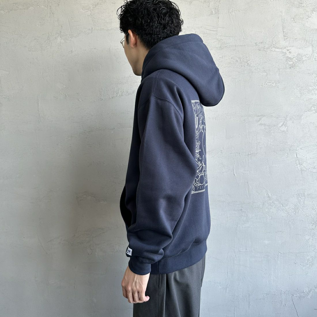 The Endless Summer [エンドレスサマー] 別注 バンダナ刺繍スウェットパーカー [C-24774508-JF] 60 NAVY &&モデル身長：168cm 着用サイズ：M&&