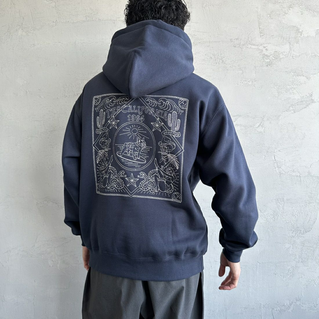 The Endless Summer [エンドレスサマー] 別注 バンダナ刺繍スウェットパーカー [C-24774508-JF] 60 NAVY &&モデル身長：168cm 着用サイズ：M&&