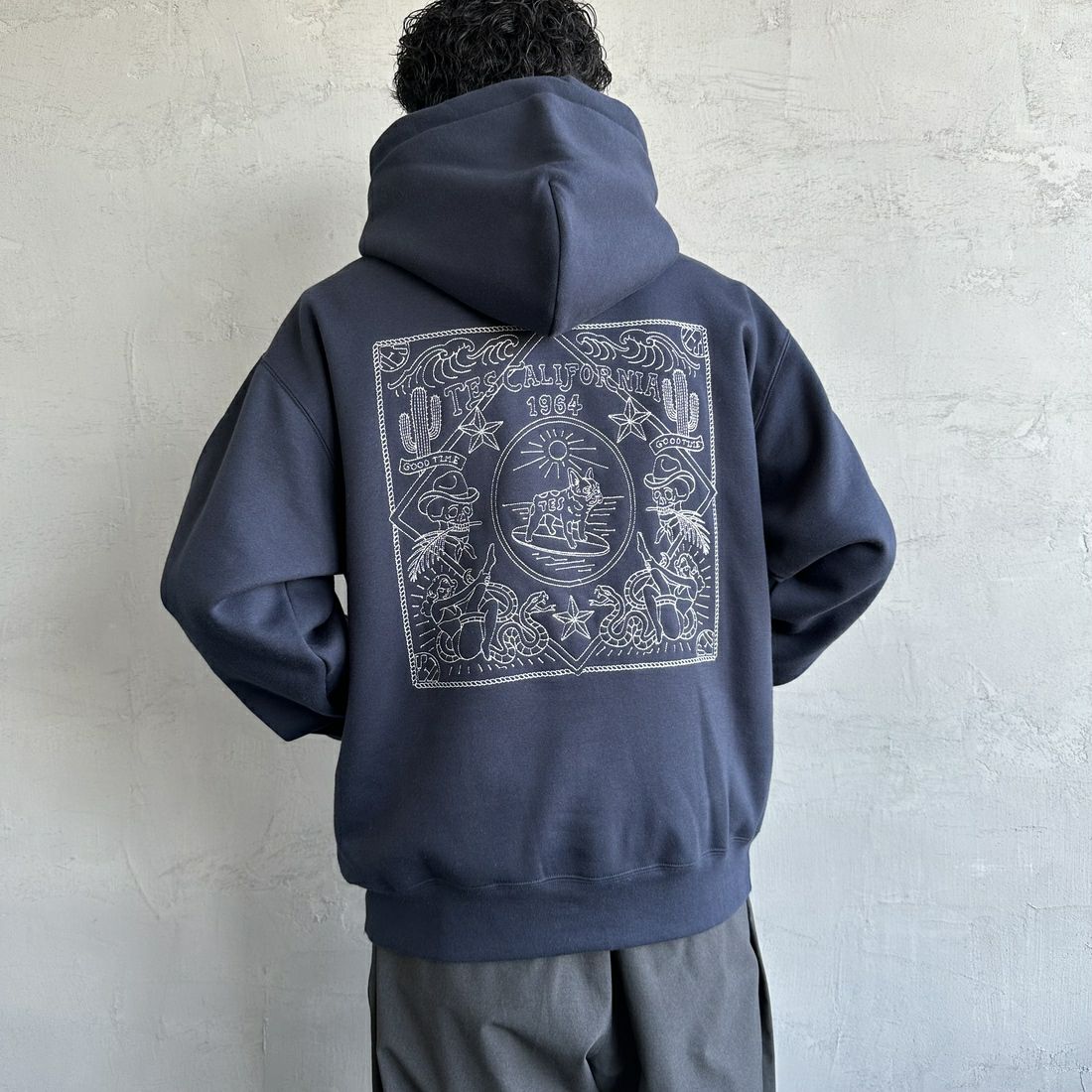 The Endless Summer [エンドレスサマー] 別注 バンダナ刺繍スウェットパーカー [C-24774508-JF] 60 NAVY &&モデル身長：168cm 着用サイズ：M&&