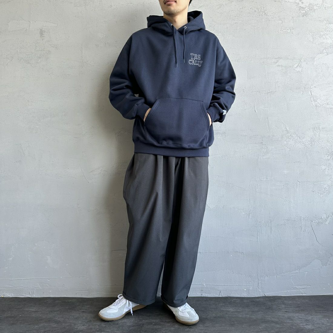 The Endless Summer [エンドレスサマー] 別注 バンダナ刺繍スウェットパーカー [C-24774508-JF] 60 NAVY &&モデル身長：168cm 着用サイズ：M&&