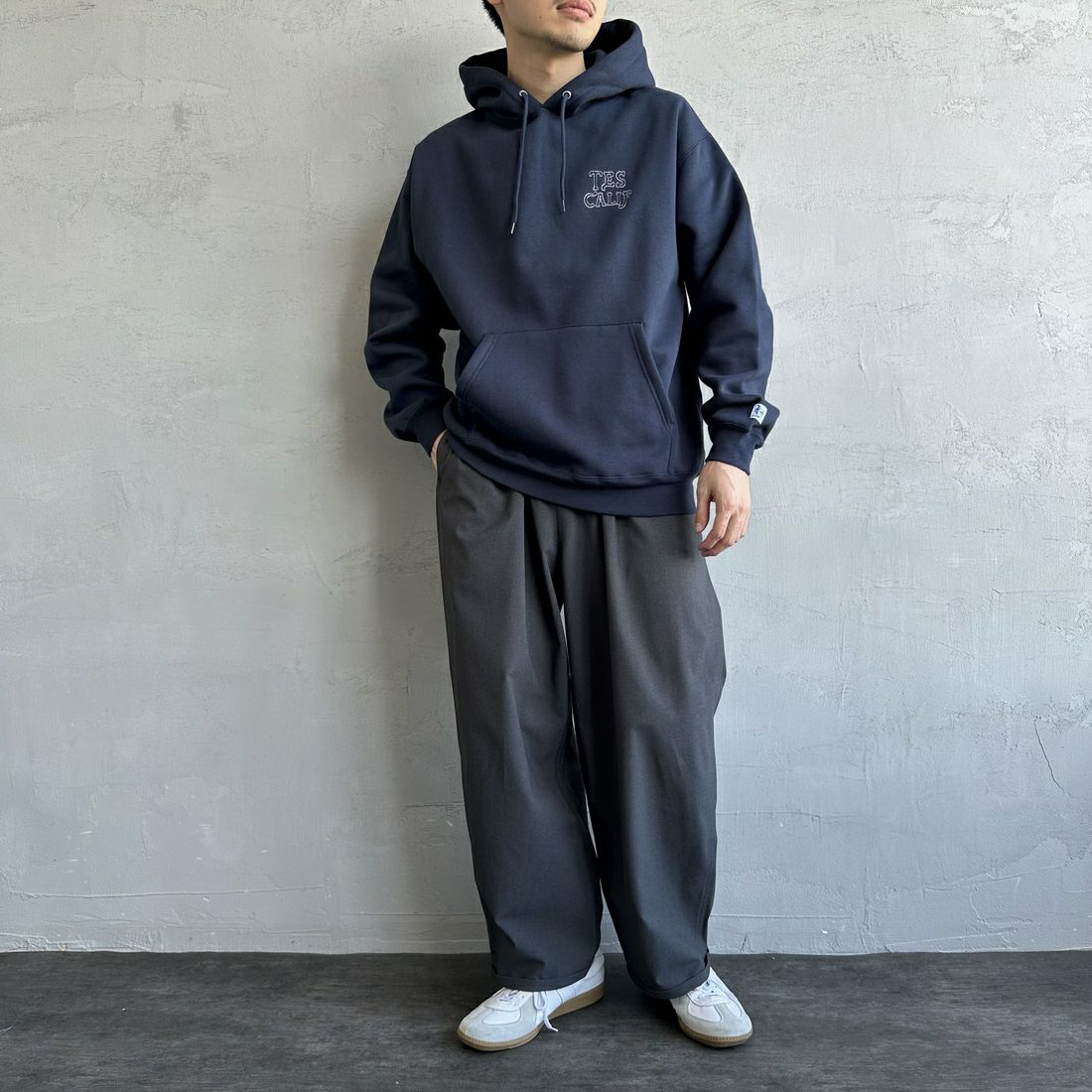 The Endless Summer [エンドレスサマー] 別注 バンダナ刺繍スウェットパーカー [C-24774508-JF] 60 NAVY &&モデル身長：168cm 着用サイズ：M&&