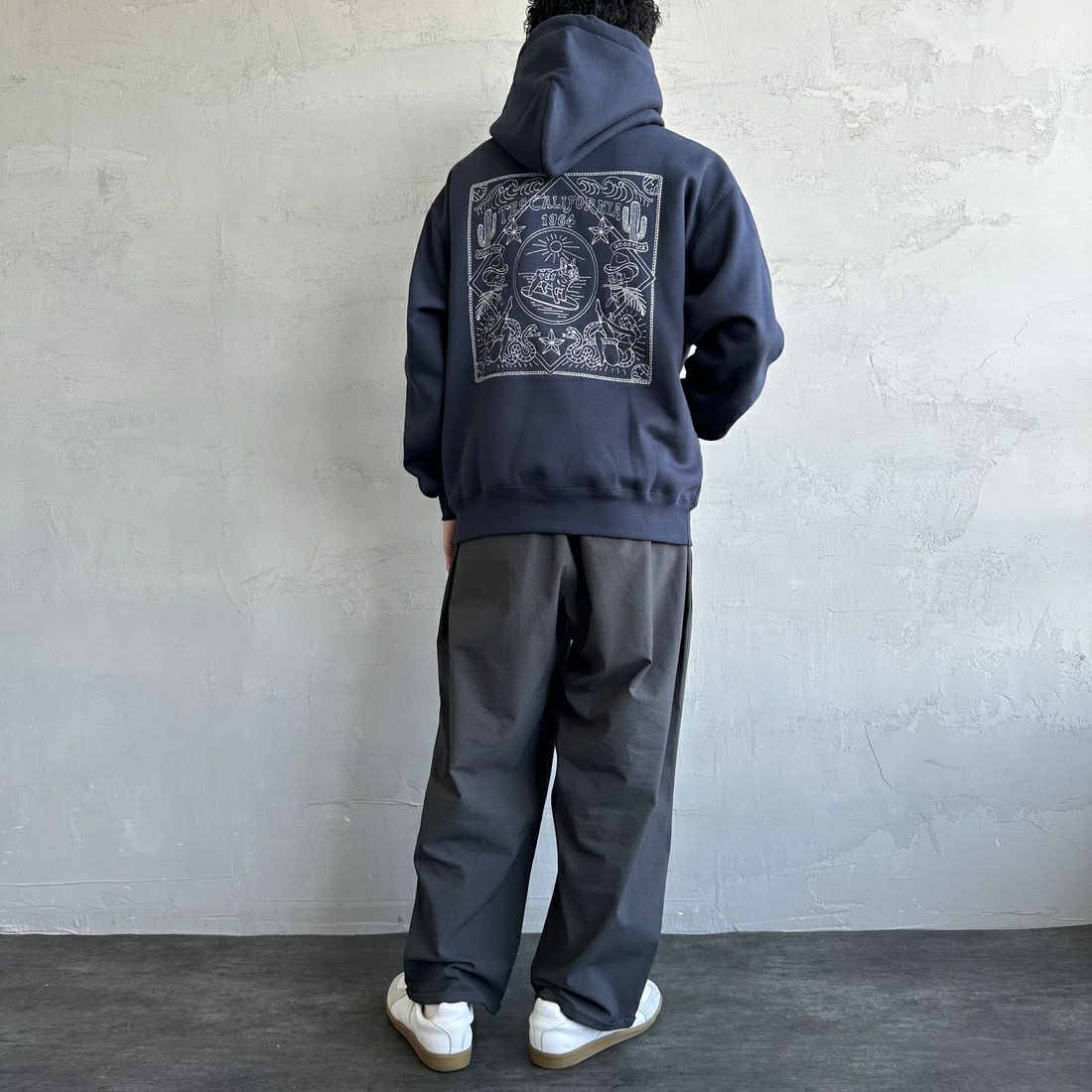 The Endless Summer [エンドレスサマー] 別注 バンダナ刺繍スウェットパーカー [C-24774508-JF] 60 NAVY &&モデル身長：168cm 着用サイズ：M&&