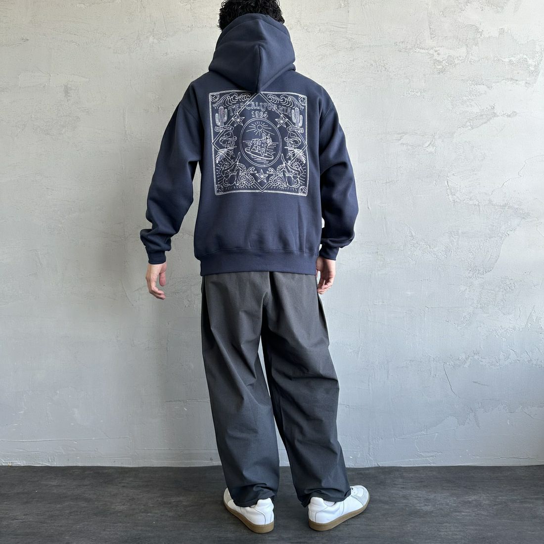 The Endless Summer [エンドレスサマー] 別注 バンダナ刺繍スウェットパーカー [C-24774508-JF] 60 NAVY &&モデル身長：168cm 着用サイズ：M&&