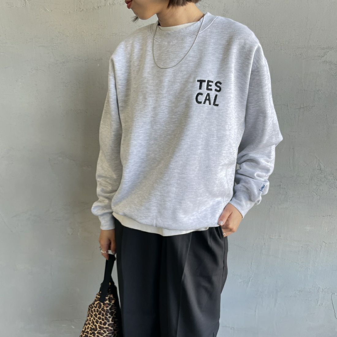 The Endless Summer [エンドレスサマー] 別注 TES CALIF MAP バック刺繍スウェット [C-24774504-JF] 03 GRAY &&モデル身長：159cm 着用サイズ：S&&