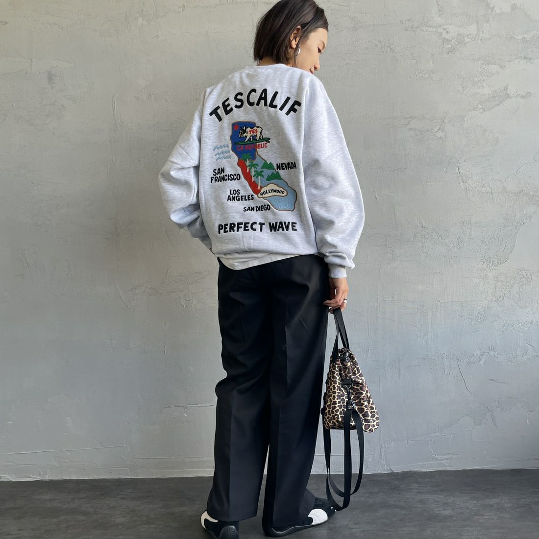 The Endless Summer [エンドレスサマー] 別注 TES CALIF MAP バック刺繍スウェット [C-24774504-JF] 03 GRAY &&モデル身長：159cm 着用サイズ：S&&