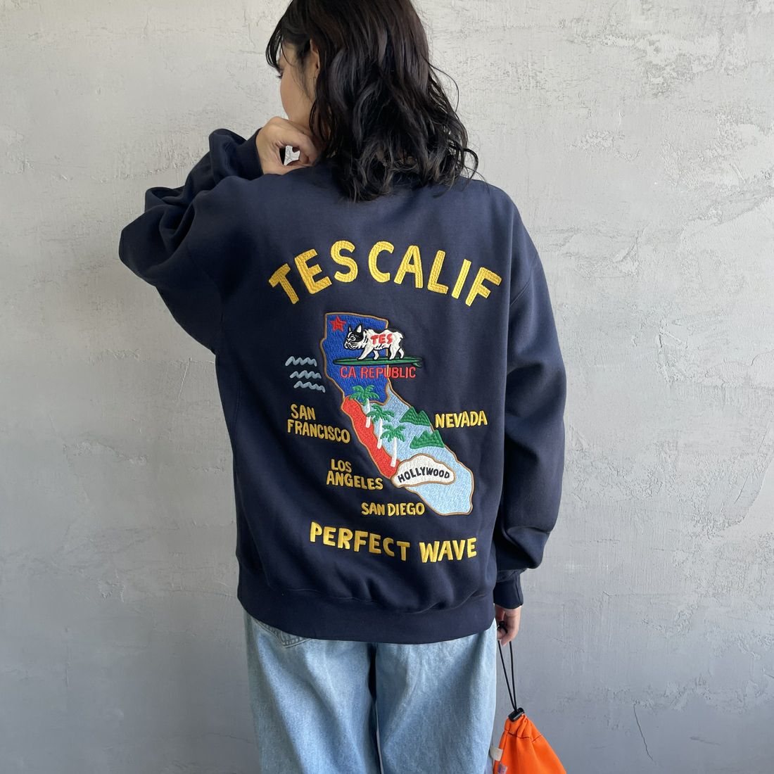 The Endless Summer [エンドレスサマー] 別注 TES CALIF MAP バック刺繍スウェット [C-24774504-JF] 60 NAVY &&モデル身長：160cm 着用サイズ：S&&