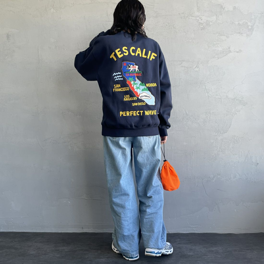 The Endless Summer [エンドレスサマー] 別注 TES CALIF MAP バック刺繍スウェット [C-24774504-JF] 60 NAVY &&モデル身長：160cm 着用サイズ：S&&