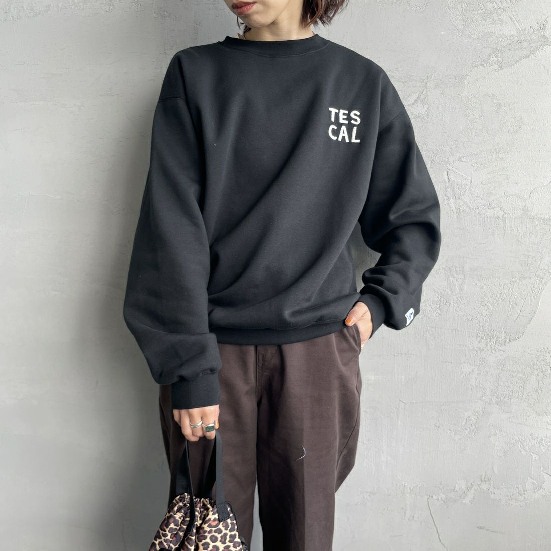 The Endless Summer [エンドレスサマー] 別注 TES CALIF MAP バック刺繍スウェット [C-24774504-JF] 01 BLACK &&モデル身長：158cm 着用サイズ：S&&