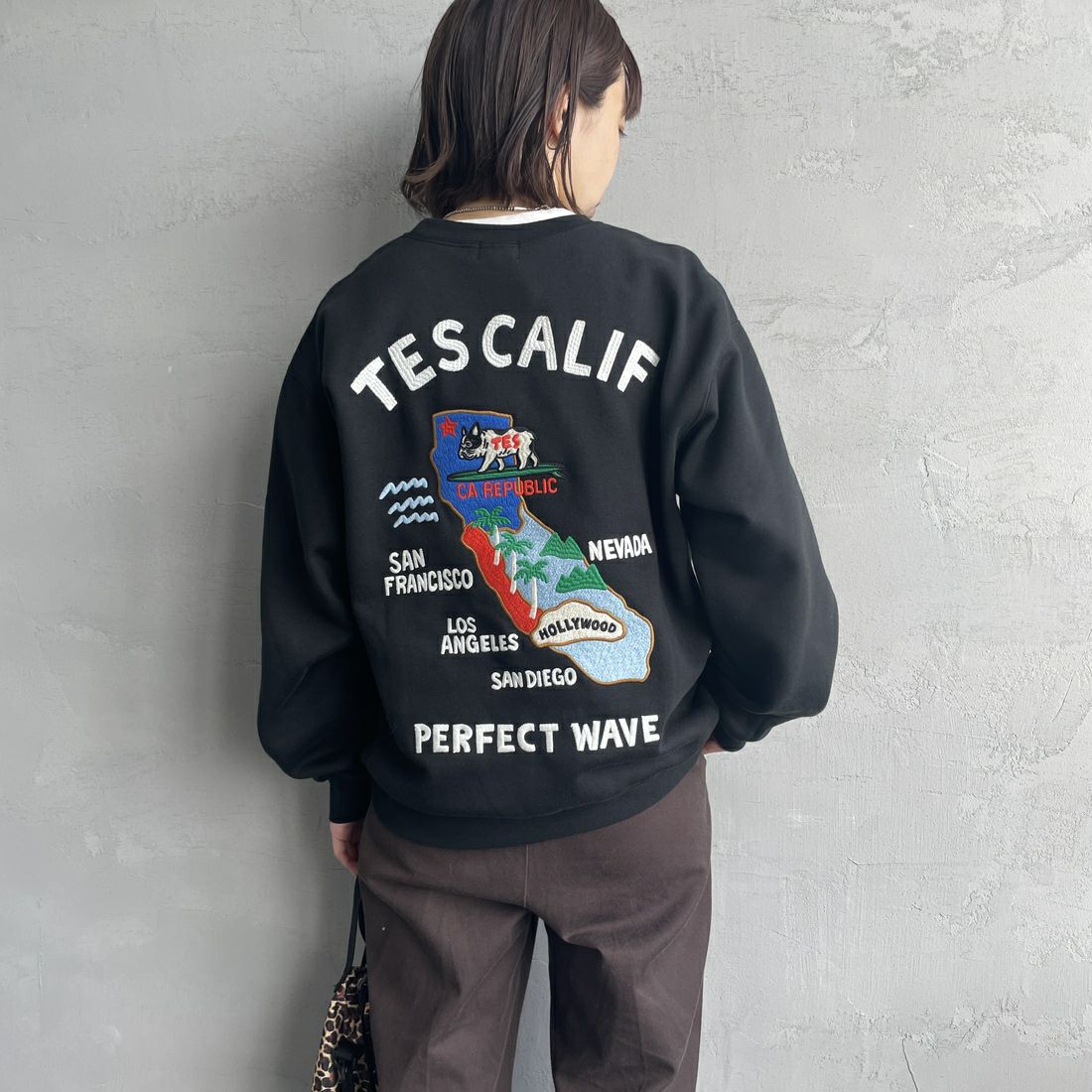 The Endless Summer [エンドレスサマー] 別注 TES CALIF MAP バック刺繍スウェット [C-24774504-JF] 01 BLACK &&モデル身長：158cm 着用サイズ：S&&