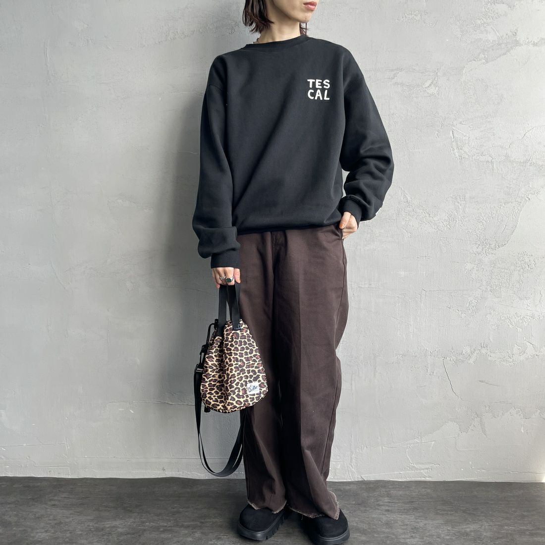 The Endless Summer [エンドレスサマー] 別注 TES CALIF MAP バック刺繍スウェット [C-24774504-JF] 01 BLACK &&モデル身長：158cm 着用サイズ：S&&