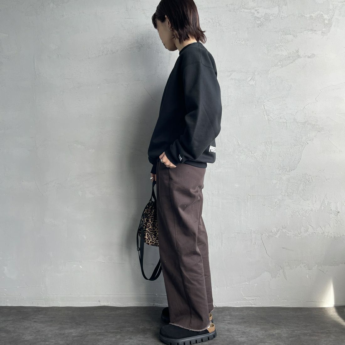 The Endless Summer [エンドレスサマー] 別注 TES CALIF MAP バック刺繍スウェット [C-24774504-JF] 01 BLACK &&モデル身長：158cm 着用サイズ：S&&