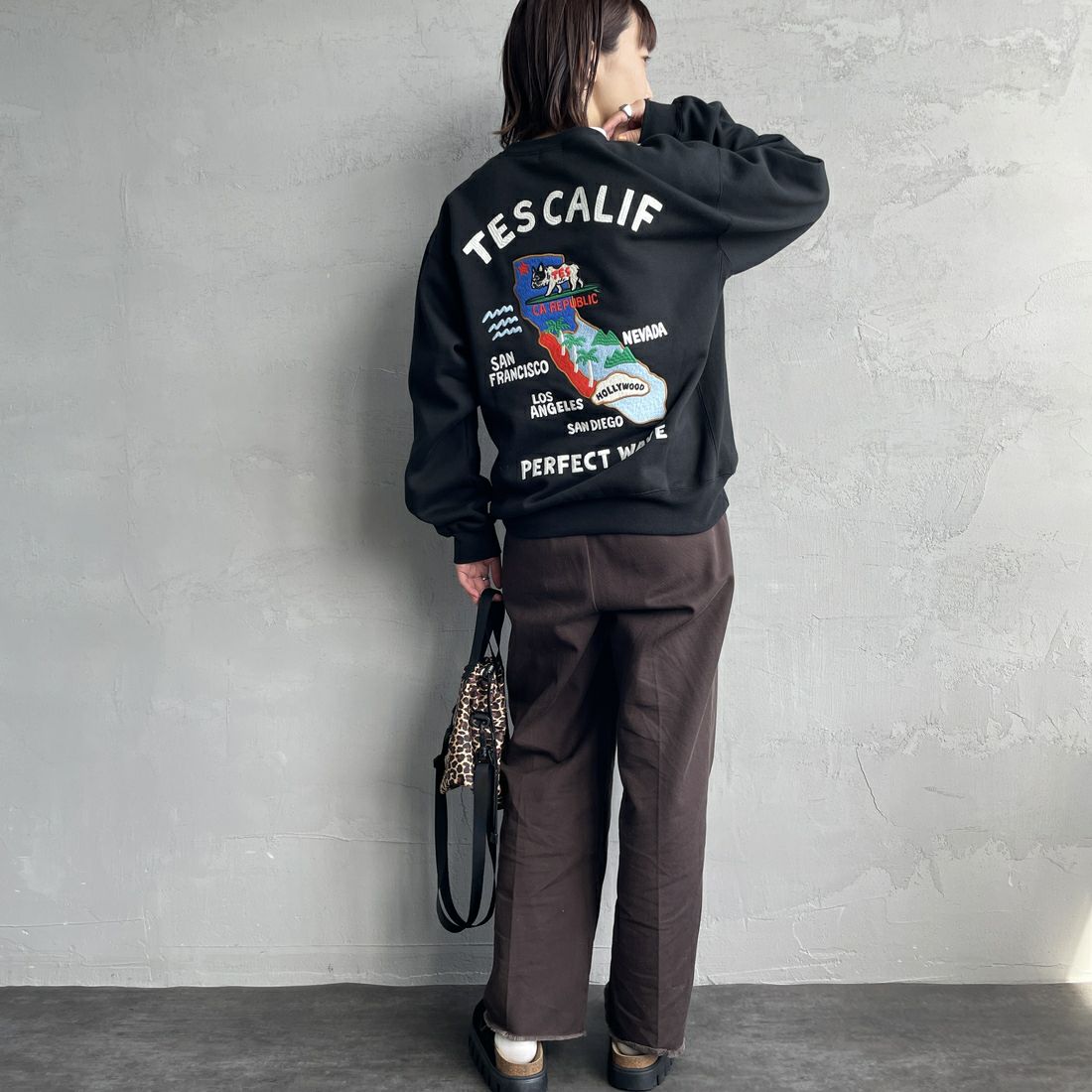 The Endless Summer [エンドレスサマー] 別注 TES CALIF MAP バック刺繍スウェット [C-24774504-JF] 01 BLACK &&モデル身長：158cm 着用サイズ：S&&